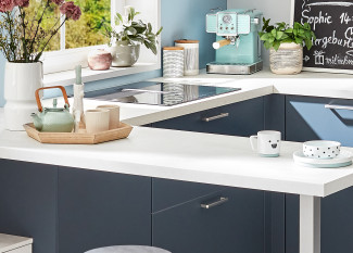 Küche vito EFFIGY 966 in Fjordblau ultramatt, Weißbeton